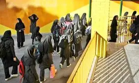 لحظه پرتاب نارنجک عطرزا توسط یکی از دانش آموزان دختر در پردیس/ 3 دانش آموز بدحال شدند/ ویدئو