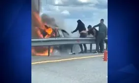 بیرون کشیدن یک راننده از ماشین در حال سوختن/ ویدئو