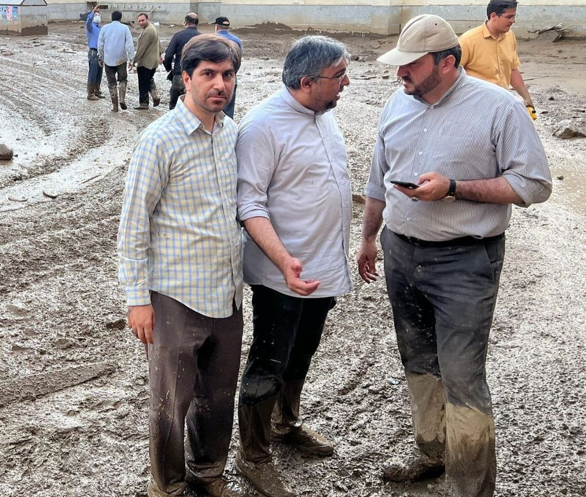 درباره نمایندگانی که در گِل عکس گرفتند نیت خوانی نکنید، اینها مدیران جهادی اند!