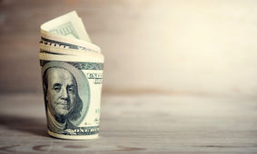 قیمت دلار در دوره قاجار یک تومان ، در دولت روحانی 27هزارتومان و در دولت رئیسی 50هزارتومان