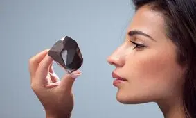 الماس سیاه ۷ میلیون دلاری که از فضا آمده روی میز مزایده می رود
