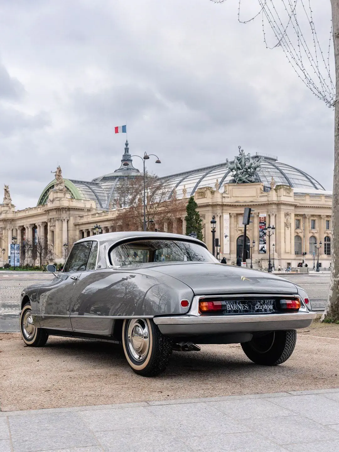 خودروی کوپه لوکس سیتروئن گرند-پاله با بدنه کلاسیک و طراحی ژرار گودفروی در حال حرکت در جاده.