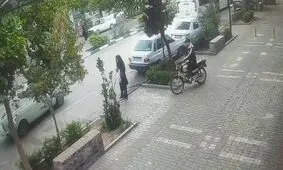 گوشی قاپی عجیب راکب موتورسوار در خیابان گاز مشهد/ ویدئو