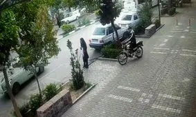 گوشی قاپی عجیب راکب موتورسوار در خیابان گاز مشهد/ ویدئو