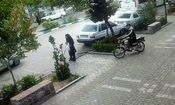 گوشی قاپی عجیب راکب موتورسوار در خیابان گاز مشهد/ ویدئو