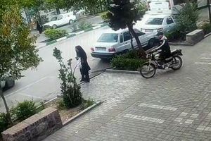گوشی قاپی عجیب راکب موتورسوار در خیابان گاز مشهد/ ویدئو