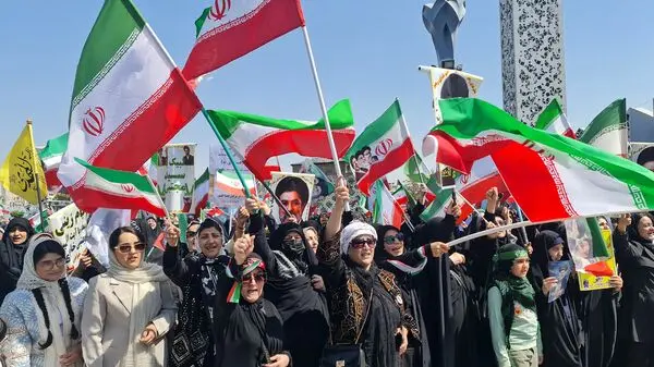 رزمایش «جان‌فدای ایران» از میدان انقلاب تا میدان امام حسین/ ویدئو