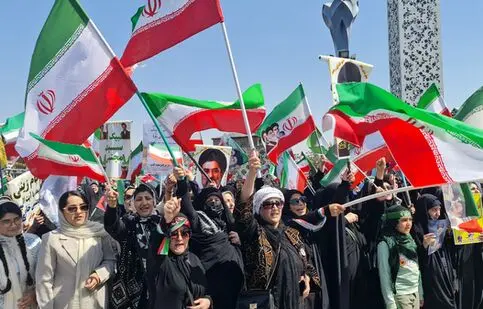 رزمایش «جان‌فدای ایران» از میدان انقلاب تا میدان امام حسین/ ویدئو