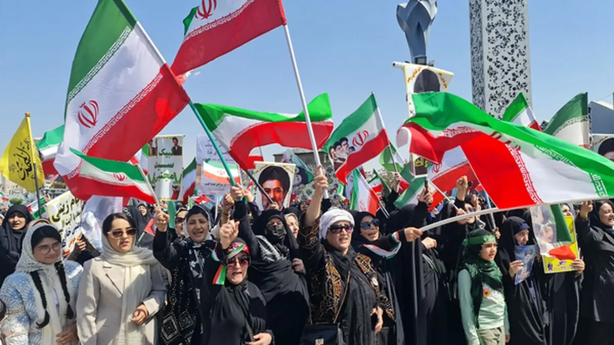 رزمایش «جان‌فدای ایران» از میدان انقلاب تا میدان امام حسین/ ویدئو