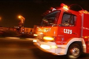 مهار آتش سوزی خودرو پراید با کمک آتش نشانان