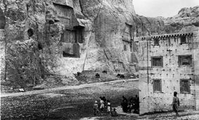 تخت جمشید و کعبۀ زرتشت در دوران قاجار چگونه بودند؟/ عکس