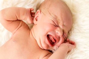 آیا بریدن بند زبان نوزادان شیردهی مادران را تسهیل می‌کند؟