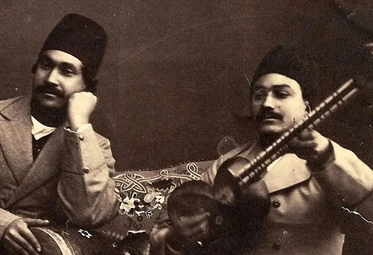 سفر به عصر قاجار؛ دستۀ مطرب‌ها پای بساط کباب 