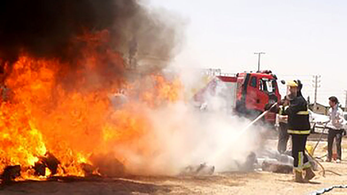 آتش سوزی گسترده در شرکت تولید روغن موتور مبارکه