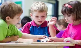  ترفندهای خلاقانه پسر بچه برای پرت کردن حواس خواهر و برادرش