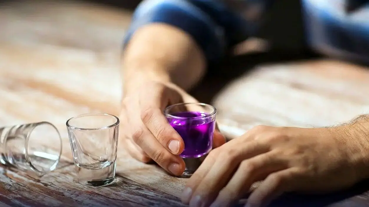 لین چیست؟ مخدر بنفشی که محبوب نوجوانان و جوانان ایرانی شده است | شربت بنفش هولناک
