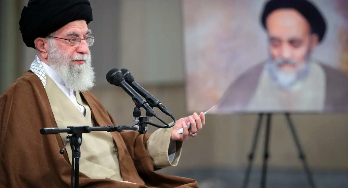 انتشار تصویر کمتر دیده‌شده از حضور آیت‌الله خامنه‌ای بر مزار علامه طباطبائی در دهه ۶۰