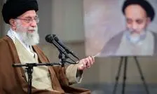 انتشار تصویر کمتر دیده‌شده از حضور آیت‌الله خامنه‌ای بر مزار علامه طباطبائی در دهه ۶۰