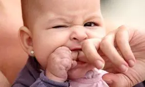 بررسی علل گاز گرفتن کودک و راه حل آن