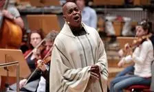 خواننده مشهور اُپرا با چاقو کشته شد