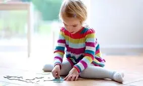 نشستن روی زمین به شکل W چه آسیبی برای کودکان دارد؟