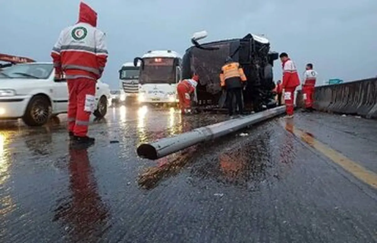 واژگونی اتوبوس حادثه ساز شد