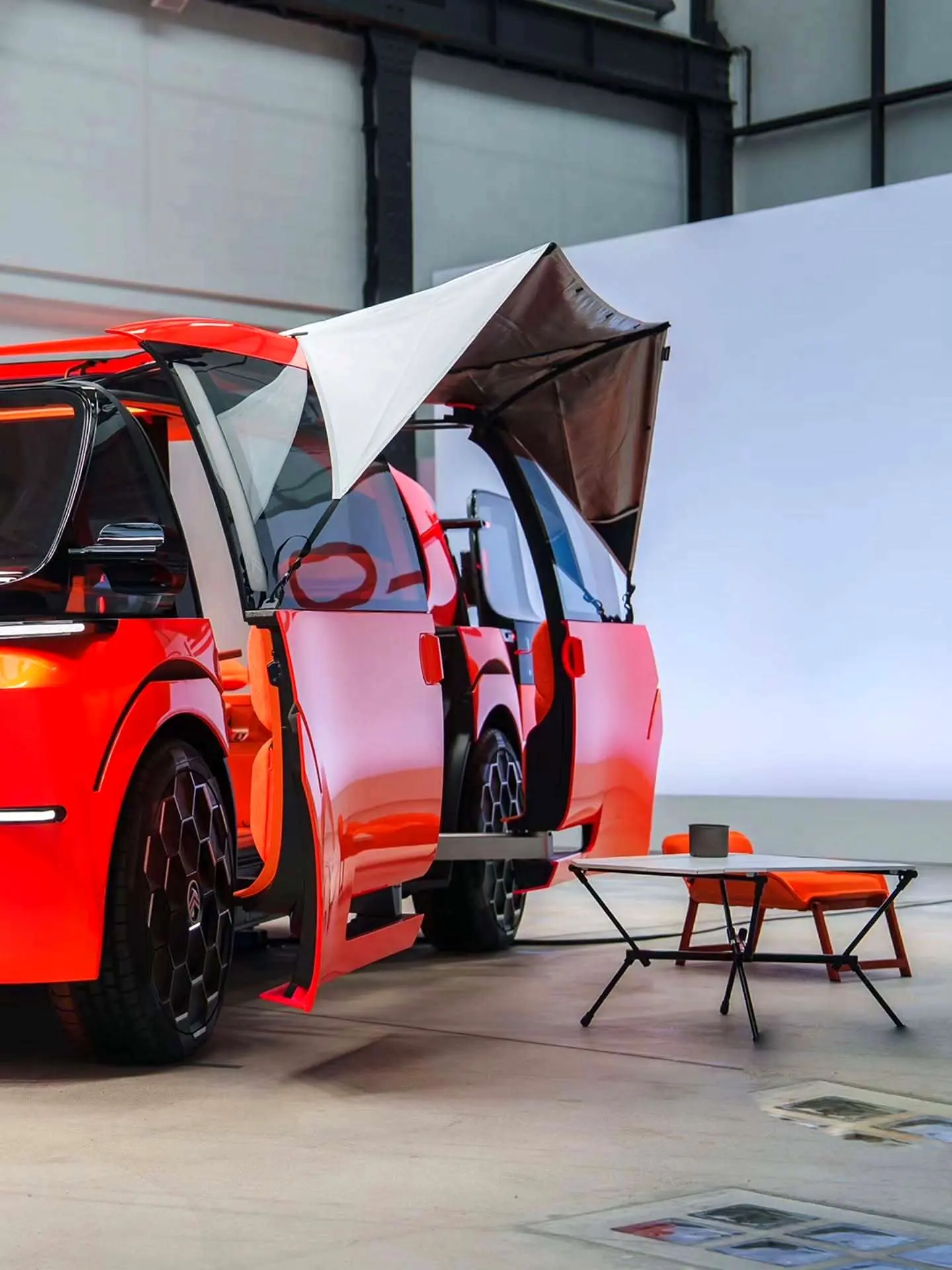 تصاویر رسمی منتشر شده از کانسپت ۲۰۲۵ سیتروئن ELO (Citroen ELO) که یک خودروی کامپکت، همه‌کاره و دارای طراحی نوآورانه با قابلیت تطبیق برای کار، استراحت و بازی است و به عنوان یک مدل «خانه روی چرخ» توسط شرکت سیتروئن معرفی شده است.