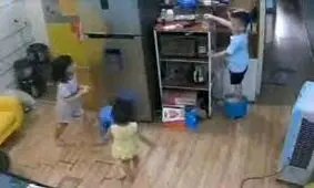 لحظه نجات کودک از مرگ توسط خواهرش/ ویدئو