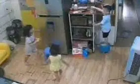 لحظه نجات کودک از مرگ توسط خواهرش/ ویدئو