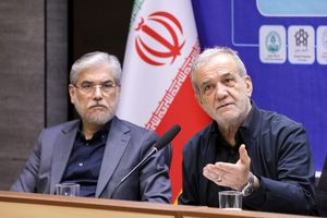 در برخی دانشگاه ها، اساتید و نخبگان را تحت فشار قرار میدهند