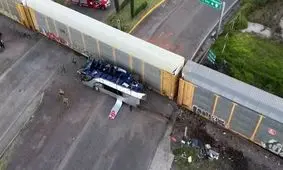 تصادف قطار با اتوبوس در مکزیک با ۱۰ کشته و ۶۱ زخمی/ ویدئو