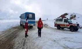 حضور شبانه‌ روزی امدادگران هلال احمر در جاده‌های برفی تکاب/ تصاویر