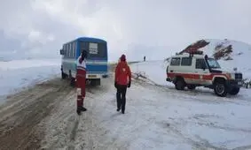 حضور شبانه‌ روزی امدادگران هلال احمر در جاده‌های برفی تکاب/ تصاویر