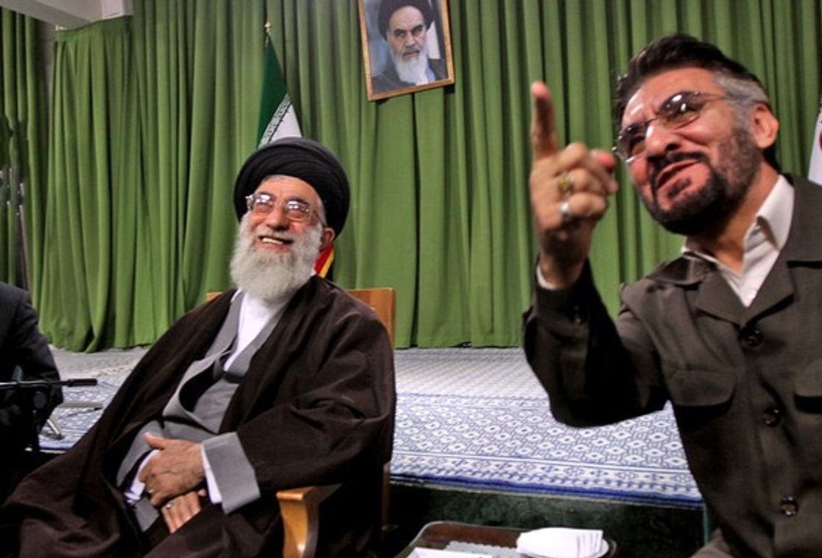 سفر در زمان؛ «فرج الله سلحشور و رهبر انقلاب» در حال قدم زدن در بیت رهبری؛ سال 94/ عکس