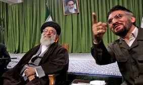 سفر در زمان؛ «فرج الله سلحشور و رهبر انقلاب» در حال قدم زدن در بیت رهبری؛ سال 94/ عکس

