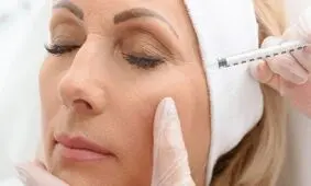آیا بوتاکس عوارض دارد؟ خطرات احتمالی در صورت و زیربغل