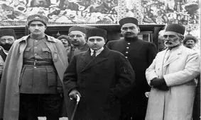 احمدشاه قاجار در کنار نخستین هواپیمای فرود آمده به خاک ایران/ عکس