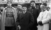 احمدشاه قاجار در کنار نخستین هواپیمای فرود آمده به خاک ایران/ عکس