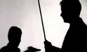 تنبیه بدنی پسر دانش آموز از سوی معلم