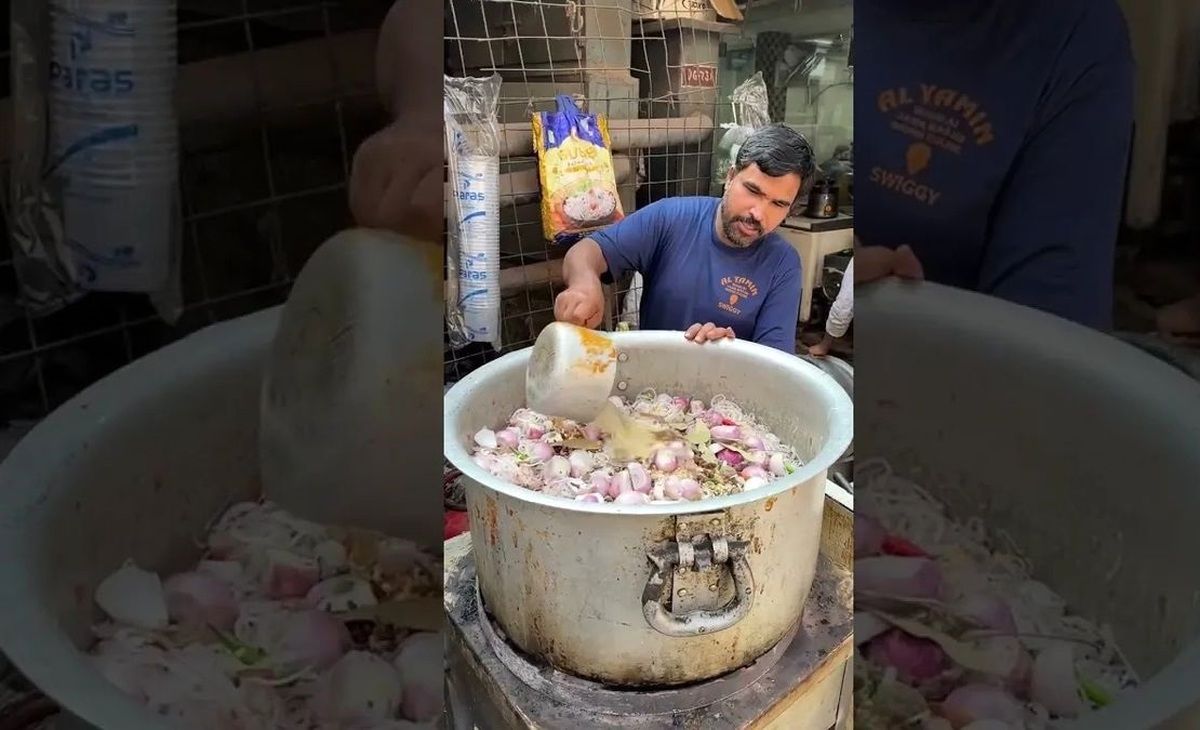نحوه پخت مرغ چنگیزخانی به سبک مغولی در دهلی/ ویدئو