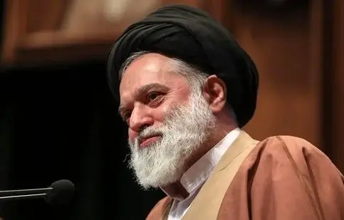 ورود آیت‌الله سیدمصطفی خامنه‌ای، فرزند ارشد رهبر شهید انقلاب به حرم مطهر امام حسین (ع)/ ویدئو