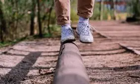 دلایل بی تعادلی حین راه رفتن در افراد جوان