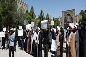 تجمع ۱۵۰ نفری طلاب قم علیه طرح بانکداری اسلامی در مجلس: محاربه با خدا است

