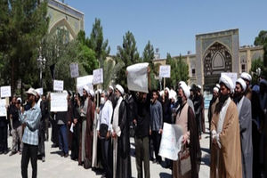 تجمع ۱۵۰ نفری طلاب قم علیه طرح بانکداری اسلامی در مجلس: محاربه با خدا است

