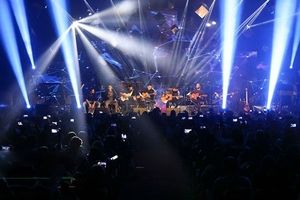 سلفی کریم باقری و محسن یگانه در پشت صحنه کنسرت