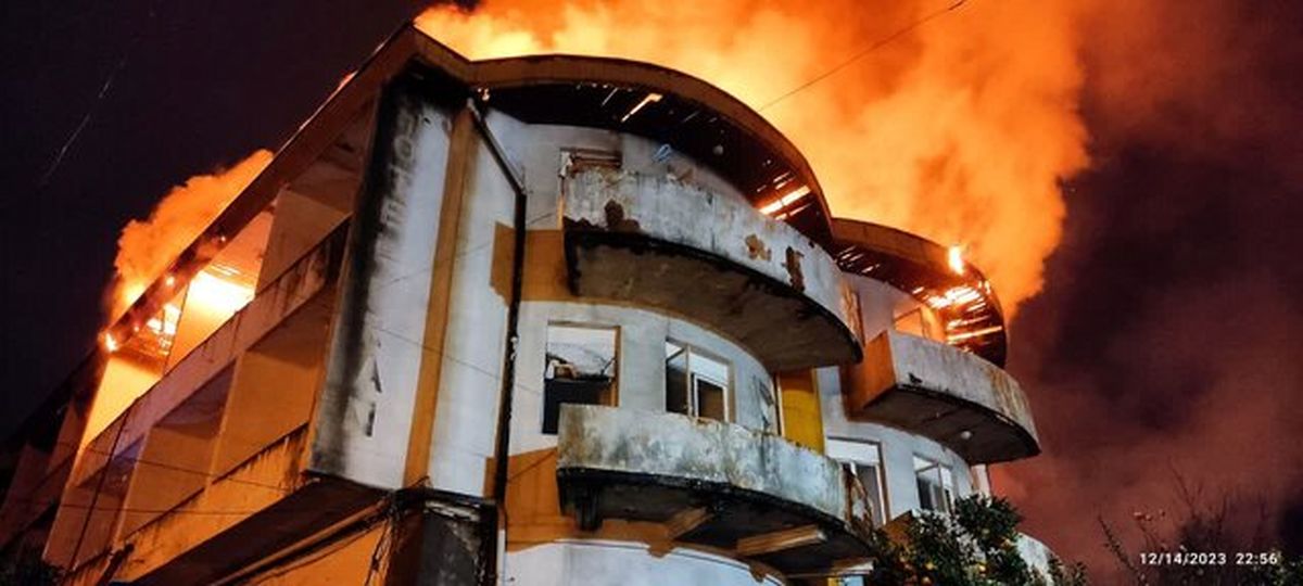 آتش‌سوزی گسترده در هتل ایران بندرانزلی/ ویدئو