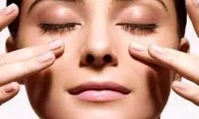 عادت های صبحگاهی که نمی دانستید به پوست صدمه می زنند