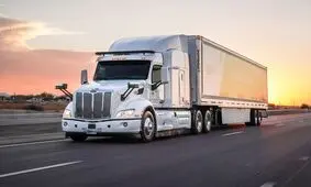 صحنه حیرت انگیز در هم کوبیدن خودروها توسط یک تریلی/ ویدئو