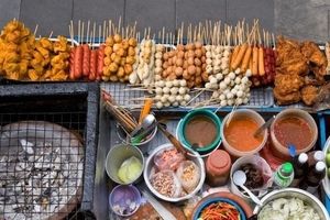  مهارت جالب آشپز هندی در آماده کردن یک غذای محلی در روغن داغ/ ویدئو