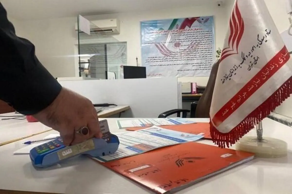 گلریزان دانش آموزان برای آزادی معلم مدرسه